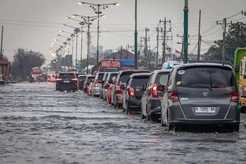 Bertujuan melindungi masyarakat pantura dari banjir rob, tapi benteng laut raksasa di pesisir Jawa justru berpotensi menimbulkan masalah baru bagi mereka. (Antara Foto/Aji Styawan via Espos)