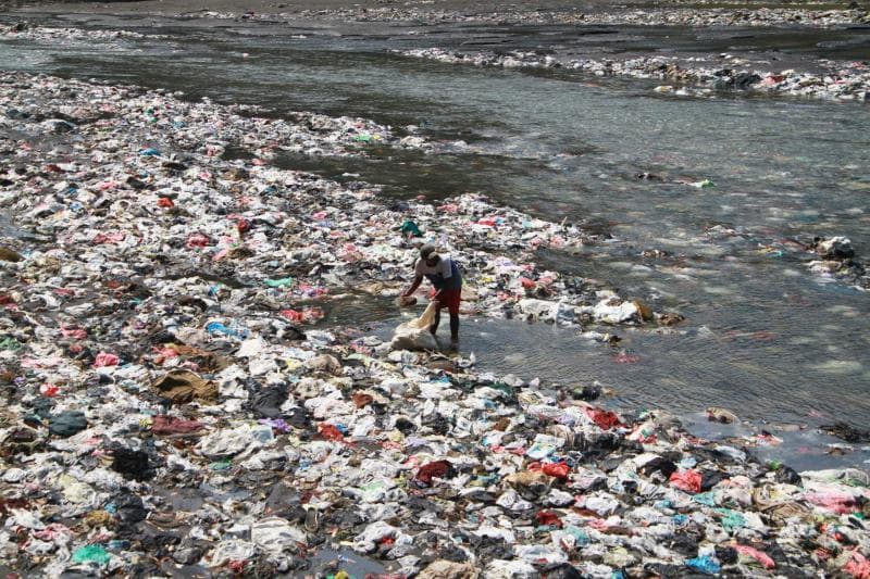 Berbagai masalah sampah, limbah, polusi, dan lingkungan lain di Indonesia bikin negara kita masuk dalam daftar 10 negara terkotor di dunia. (Mongabay/Faizal Mubarok)