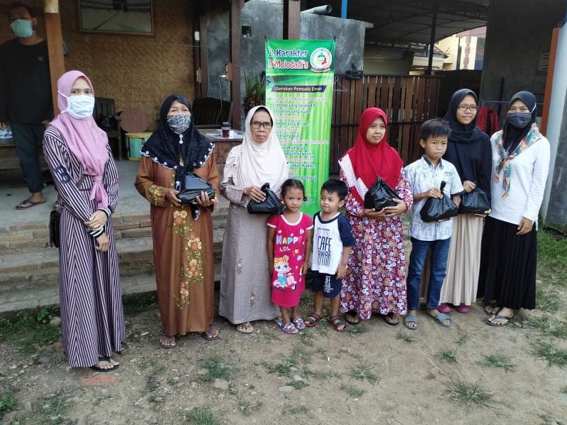 kegiatan bagi-bagi takjil bertempat di pusat kegiatan D'Mojodadi's.&nbsp; (Inibaru.id/ Rafida Azzundhani) &nbsp;