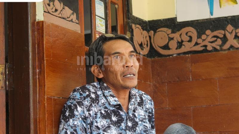 Ki Sutikno, satu-satunya dalang wayang klitik yang masih aktif di Kudus. (Inibaru.id/Imam Khanafi)