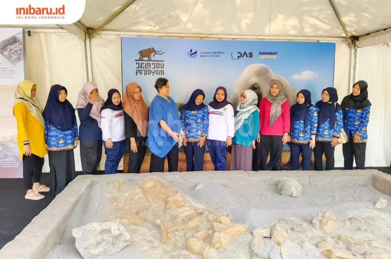 Wakil Ketua MPR RI, Lestari Moerdijat bersama beberapa perempuan sedang melihat replika fosil yang ditemukan di Perbukitan Patiayam (Inibaru.id/ Imam Khanafi) 