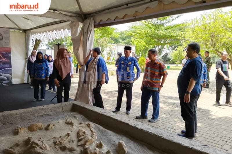 Wakil Ketua MPR RI Lestari Moerdijat (bersyal) bersama Kepala Desa Terban (berpeci) sedang melihat replika fosil yang ditemukan di Perbukitan Patiayam. (Inibaru.id/ Imam Khanafi)&nbsp;
