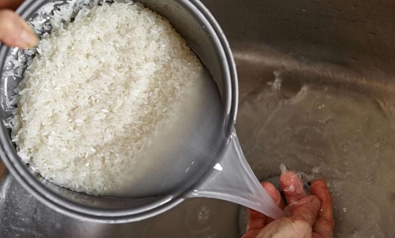 Ilustrasi: Mencuci beras di panci rice cooker. (Kitchen Seer)