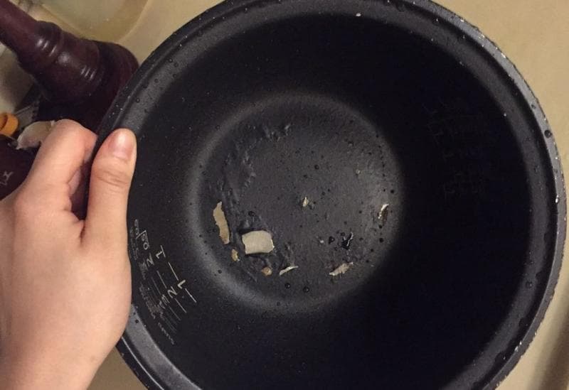 Jika sampai lapisan panci rice cooker terkelupas, bisa berbahaya. (Inf.news)