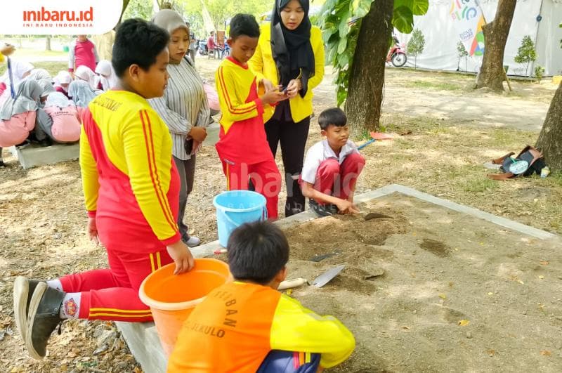 Anak-anak SDN 1, SDN 2, dan SDN 3 Terban mengenal dunia arkeologi dengan cara menyenangkan. (Inibaru.id/Imam Khanafi)