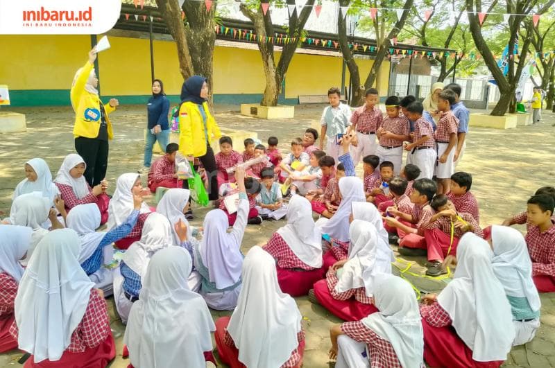 Anak-anak SDN 1, SDN 2, dan SDN 3 Terban mengenal dunia arkeologi dengan cara menyenangkan. (Inibaru.id/Imam Khanafi)