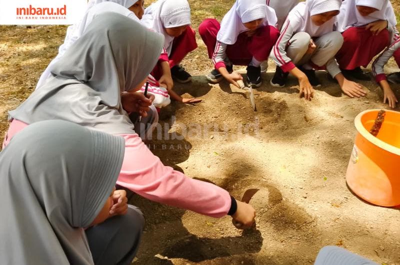 Anak-anak SDN 1, SDN 2, dan SDN 3 Terban mengenal dunia arkeologi dengan cara menyenangkan. (Inibaru.id/Imam Khanafi)