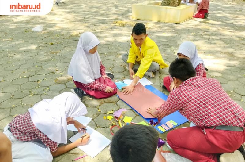 Anak-anak SDN 1, SDN 2, dan SDN 3 Terban mengenal dunia arkeologi dengan cara menyenangkan. (Inibaru.id/Imam Khanafi)