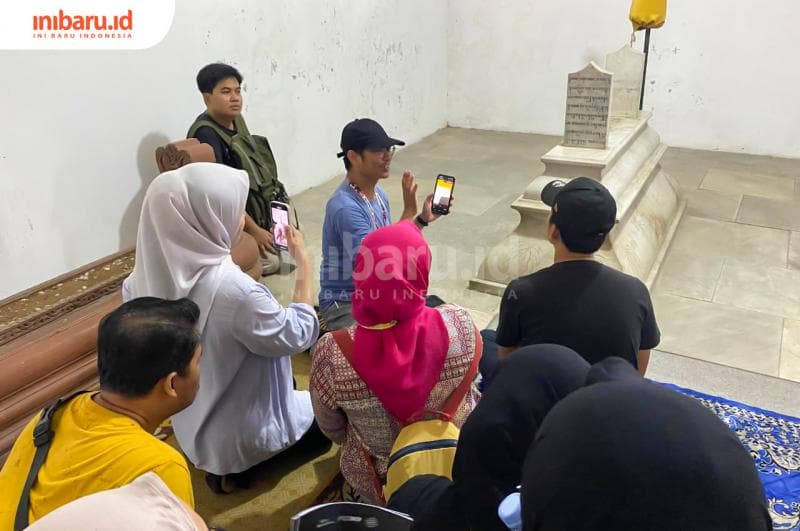 Hidayat salah satu storyteller sedang menjelaskan arti dari nisan&nbsp;Tjondronegoro IV (Inibaru.id/Imam Khanafi)