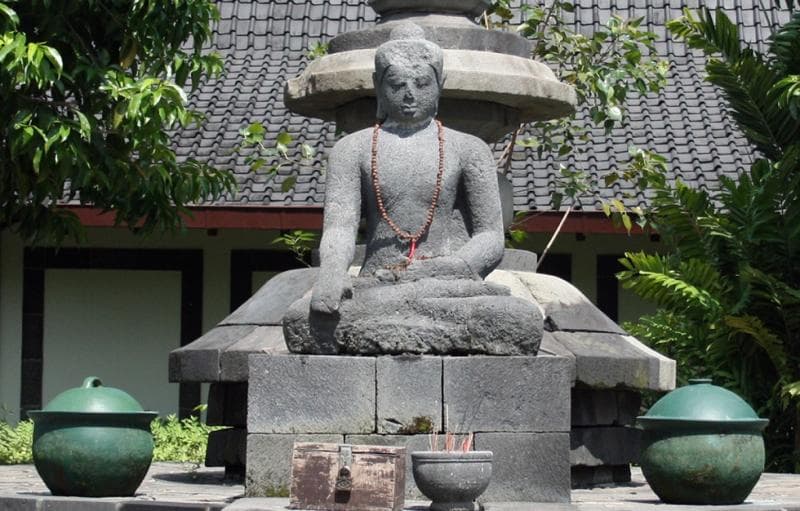 Unfinished Buddha yang ada di Candi Borobudur. (Wikipedia/Gunawan Kartapranata)