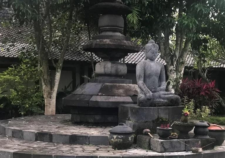 Ada sejumlah teori yang muncul di balik patung Unfinished Buddha. (Siamrat)
