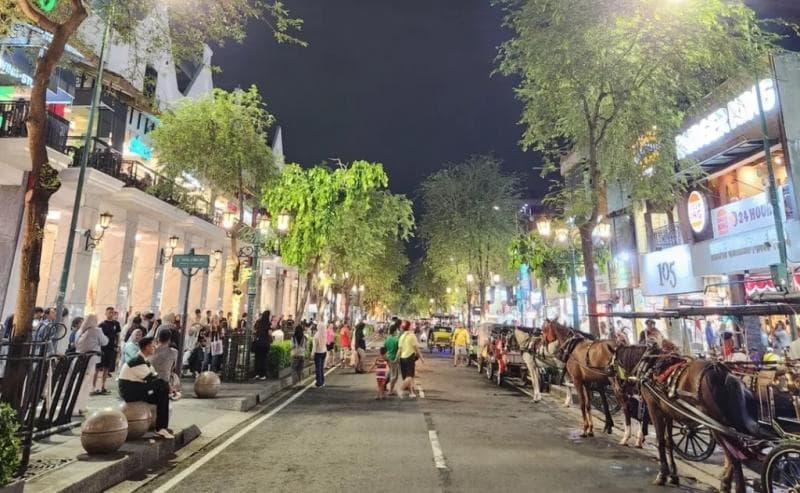 Kini, wisatawan bebas berjalan kaki dengan tenang di jam bebas kendaraan yang diterapkan di Jalan Malioboro. (Visit Jogja)
