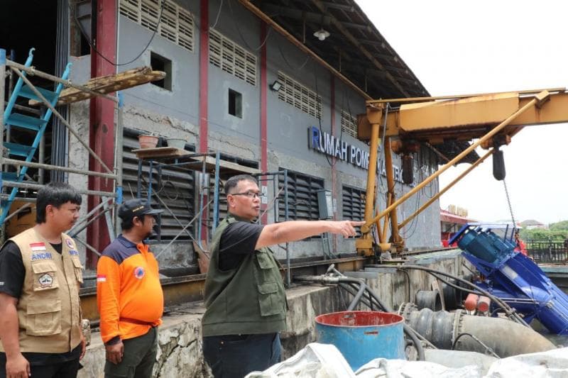 BPBD Jateng mengoptimalkan pompa dan mobil pump untuk mengatasi banjir di Kaligawe. (Humas Jateng)