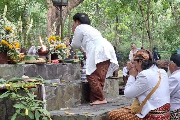 Doa bersama yang dilakukan ejumlah kerabat Keraton Kasunanan Surakarta di Sithinggil Alas Alas Krendowahono Gondangrejo, Karanganyar, Jawa Tengah (Jateng), Senin (20/10/2025).(Kompas/Romensy Augustino)