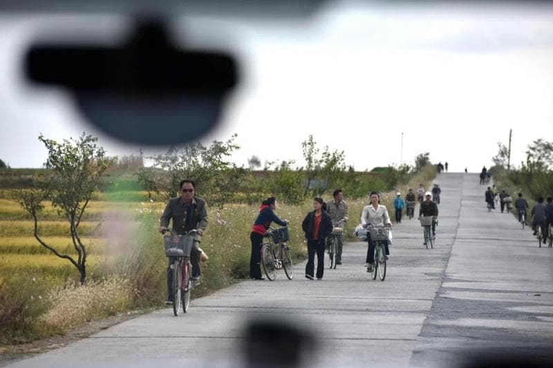 Selain kata 'oppa', sejumlah istilah dan intonasi yang dianggap asing juga dilarang diucapkan di korea utara. (Straittimes)