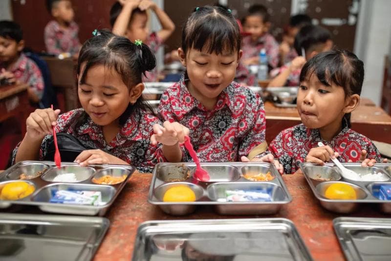 Anak yang memiliki riwayat alergi tetap mendapatkan hak untuk mendapatkan menu MBG dengan aman, yakni dengan menu alternatif yang sesuai. (Unicef/Wilander)