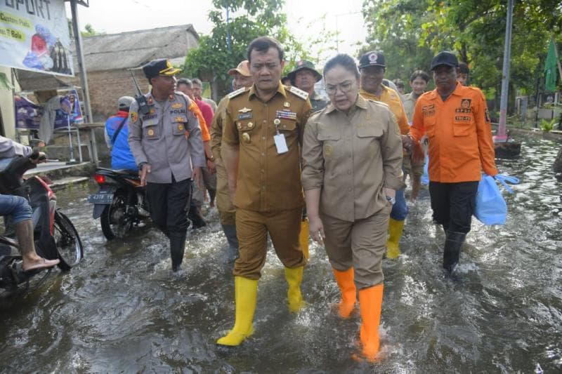 Gubernur Jateng Ahmad Luthfi dan Walikota Semarang Agustina saat menyambangi banjir. (Humas Pemkot)