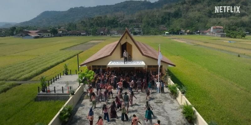 Bangunan Polsek Wanirejo di film 'Abadi Nan Jaya'. (Netflix)