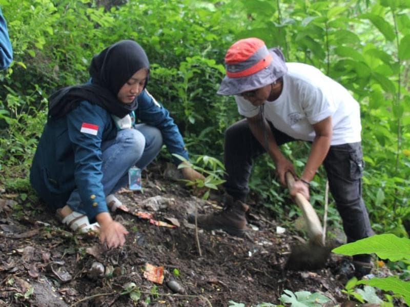 Menyemai Harapan; Aksi Tanam Pohon Kolaborasi Mahasiswa Undip dengan Warga Sadeng