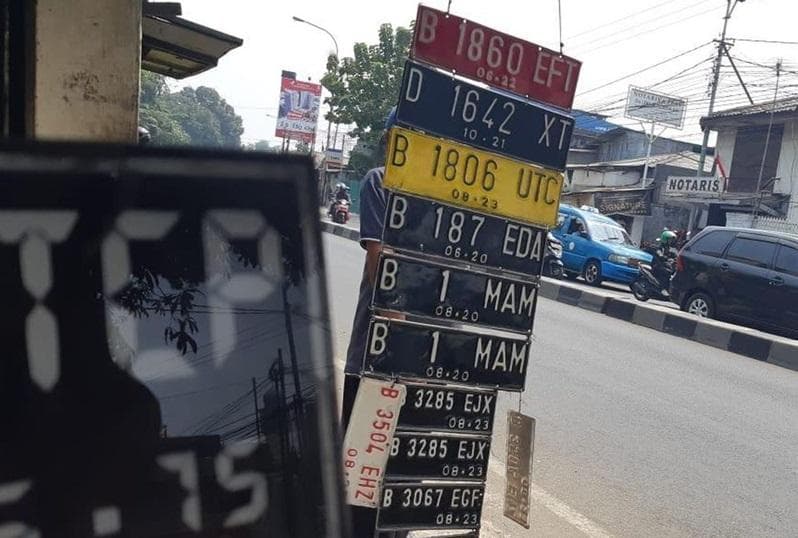 Ilustrasi: Penyedia jasa pembuatan pelat nomor kendaraan di pinggir jalan. (Detik/Ridwan Arifin)