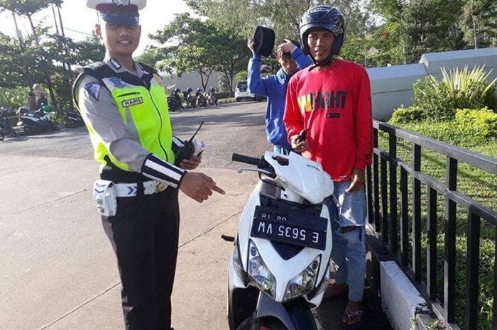Ilustrasi: Nggak boleh sembarangan memesan pelat nomor kendaraan di pinggir jalan. (TMC Polrestabes Bandung)
