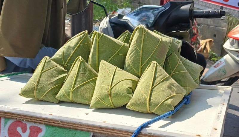 Nasi berkat bungkus daun jati kerap hadir di acara kendurian atau hajatan. (Beritasatu/Ulya Nurul Makiyah)