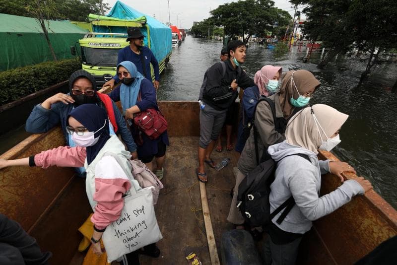 Pekerja di Kota Semarang menumpang truk menuju tempat kerjanya karena jalanan terendam banjir. (BNPB)