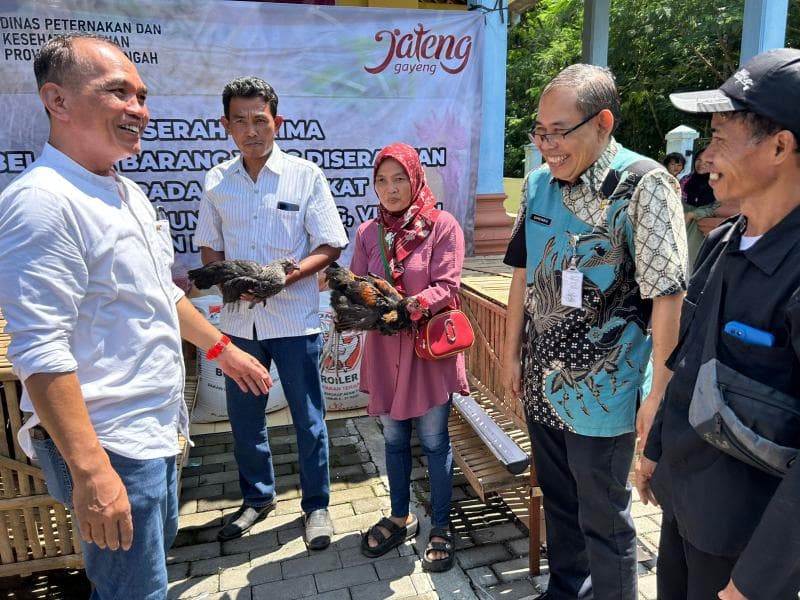 Ketua DPRD Jateng Sumanto menyerahkan bantuan ayam ternak kepada warga Karranganyar. (DPRD Jateng)