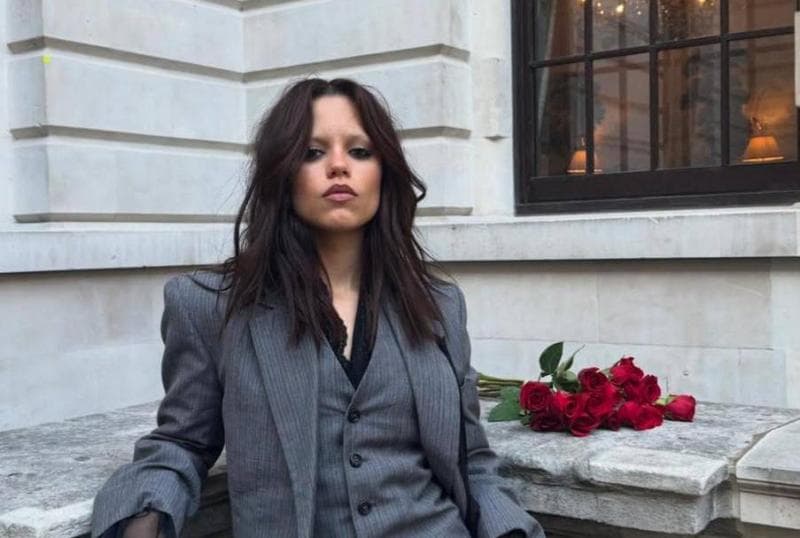 Tired girl look menonjolkan kejujuran seseorang yang lelah. (Instagram Jennaortega)