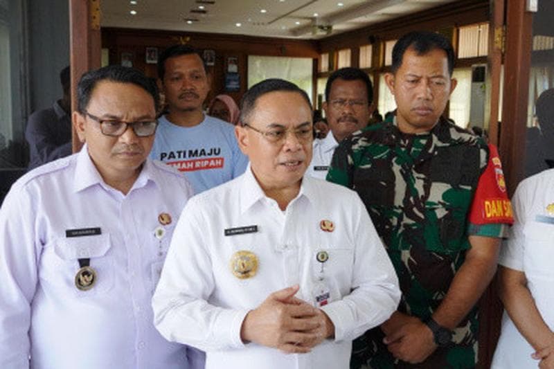 Ilustrasi: Bupati Pati Sudewo lolos dari pemakzulan setelah enam dari mayoritas legislator nggak mendukung. (Humas Kabupaten Pati)