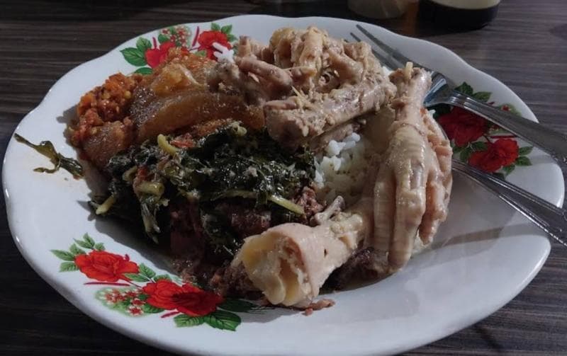 Selain versi bubur, ada juga gudeg ceker versi nasi di warung ini. (Rey Kusumo)
