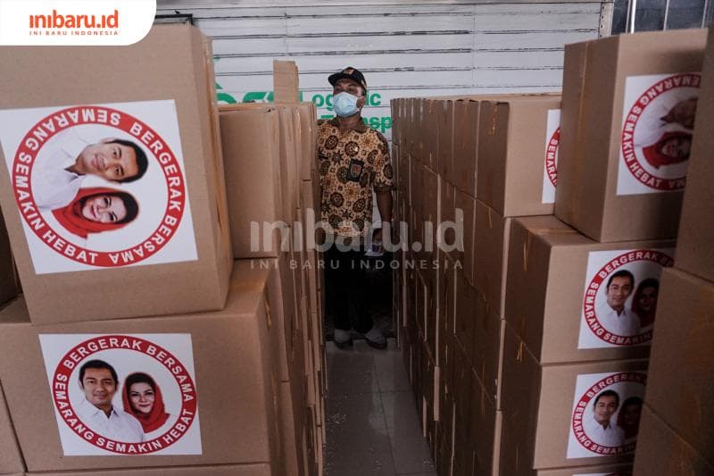 Stiker pada kardus bantuan sembako yang dipermasalahkan banyak pihak. (Inibaru.id/ Audrian F)<br>