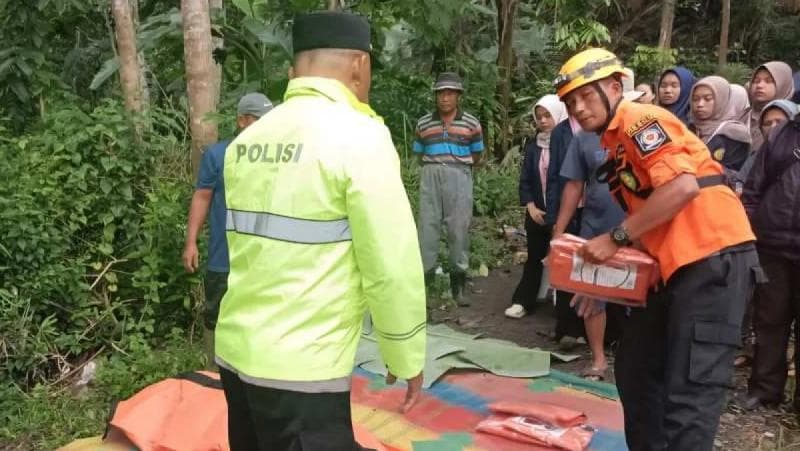 Keenam korban terseret arus air yang tiba-tiba meningkat lantaran diduga hujan deras di wilayah hulu sungai. (Istimewa)