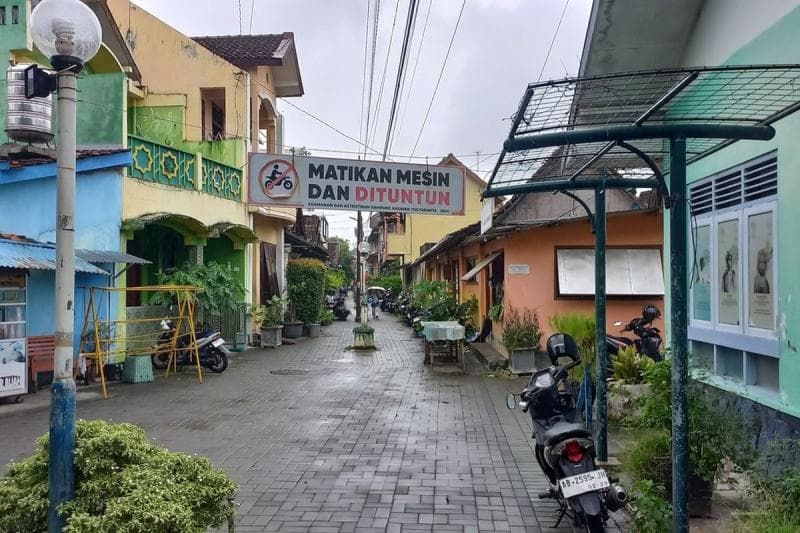 Papan peringatan yang meminta pengendara sepeda motor mematikan mesin kendaraannya. (Kompas/Wisang Seto Pangaribowo)