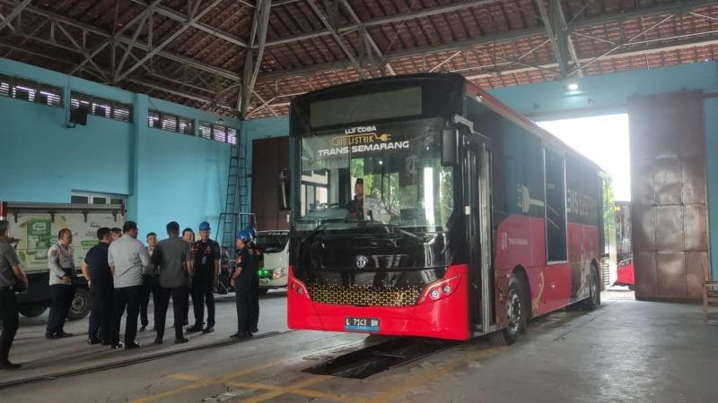 Bus Listrik di Semarang mulai dioperasikan. Warga bisa mencobanya dengan gratis. (Humas Pemkot)