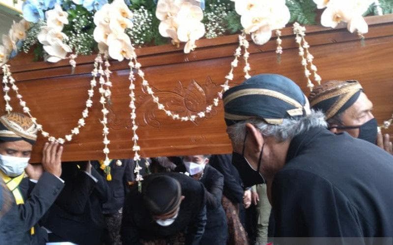 Prosesi brobosan saat pelepasan jenazah Adipati Mangkunegara IX di Pura Mangkunegaran sebelum menuju kompleks Pemakaman Raja Astana Girilayu Karanganyar. (Antara)