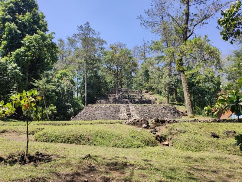 Lokasi Air Terjun Serendeng dekat dengan Candi Kethek yang sekompleks dengan Candi Cetho. (Visitjateng)