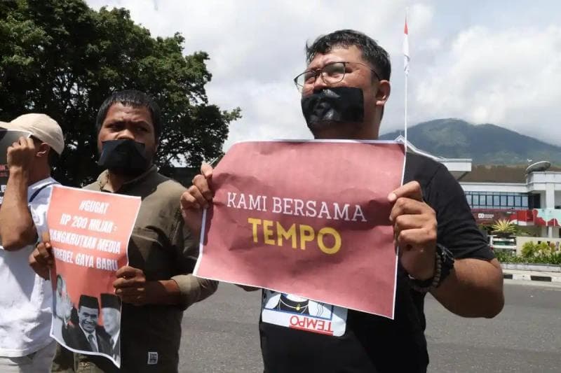 Aksi para jurnalis memprotes gugatan Mentan Amran senilai Rp200 miliar terhadap 'Tempo'. (AJI Ternate via Tribunnews)