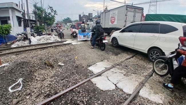 KAI Daop 4 Semarang memberlakukan buka-tutup jalan selama perbaikan rel di perlintasan Kaligawe hingga Jumat (7/11). (via Detik)