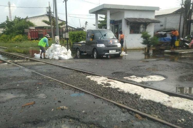Untuk menghindari kemacetan, PT KAI Daop 4 Semarang mengimbau pengguna jalan untuk mencari jalan alternatif. (KAI Daop 4 Semarang)