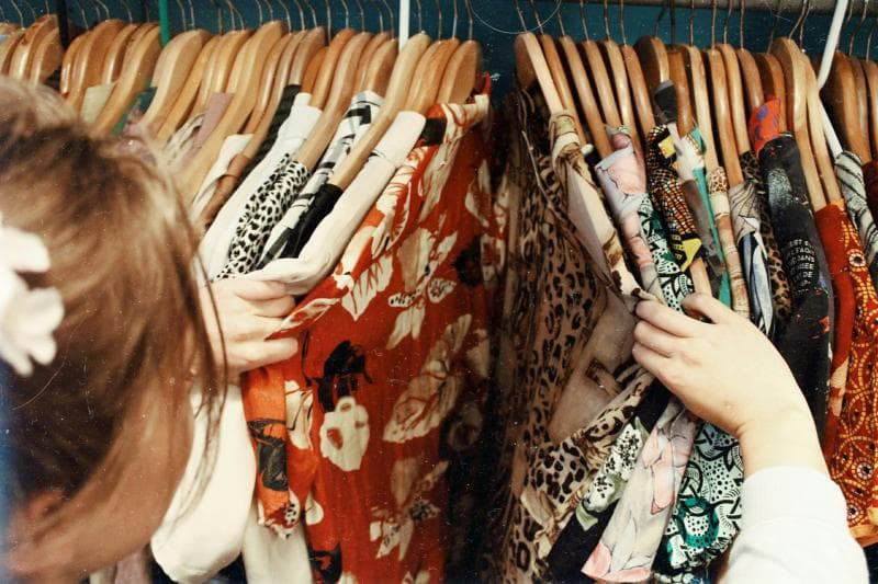 Ilustrasi: Kegiatan thrifting produk-produk preloved lokal tetap diperbolehkan. (Unsplash/Becca McHaffie)