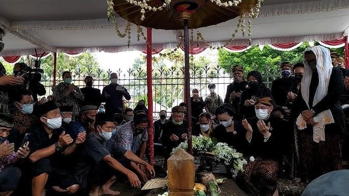 Bagi orang Jawa, berkabung juga ada tata caranya. (Youtube/Mas Yoganteng)