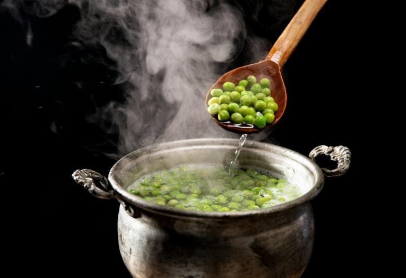 Ilustrasi: Mengolah sayuran, lebih baik dikukus atau direbus? (Unsplash/Sam Hojati)