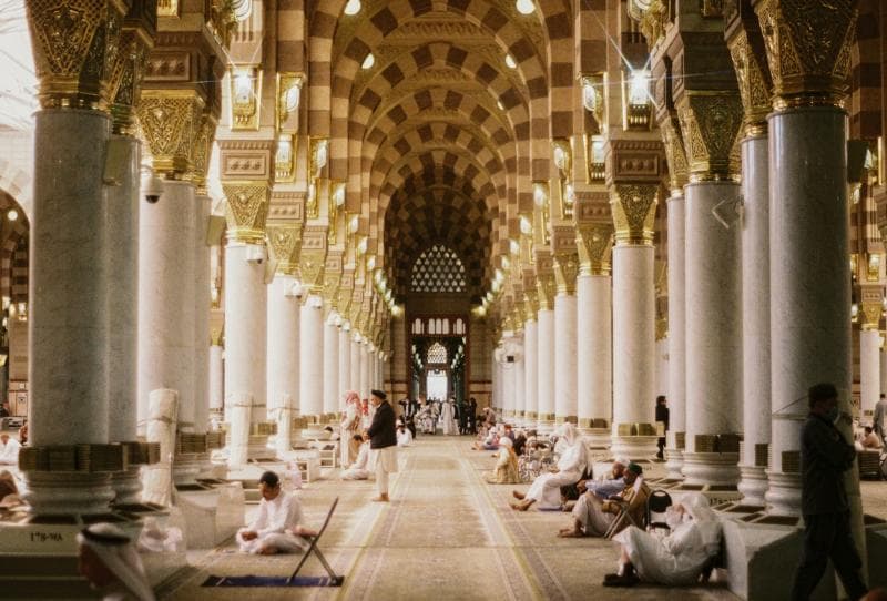 Ilustrasi: Nggak harus melalui biro perjalanan, kamu bisa menjalani umrah mandiri ke Tanah Suci. (Unsplash/Hakam Magdea Fardana Ansie)