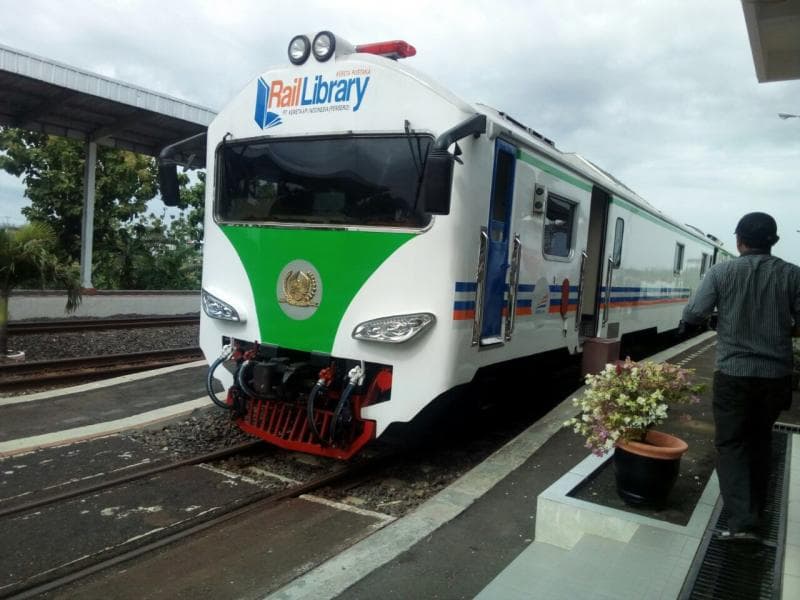 Rail Library, kereta perpustakaan milik PT. KAI dengan beragam buku untuk kalangan anak-anak sampai pengetahuan umum untuk dewasa. (About Cirebon)