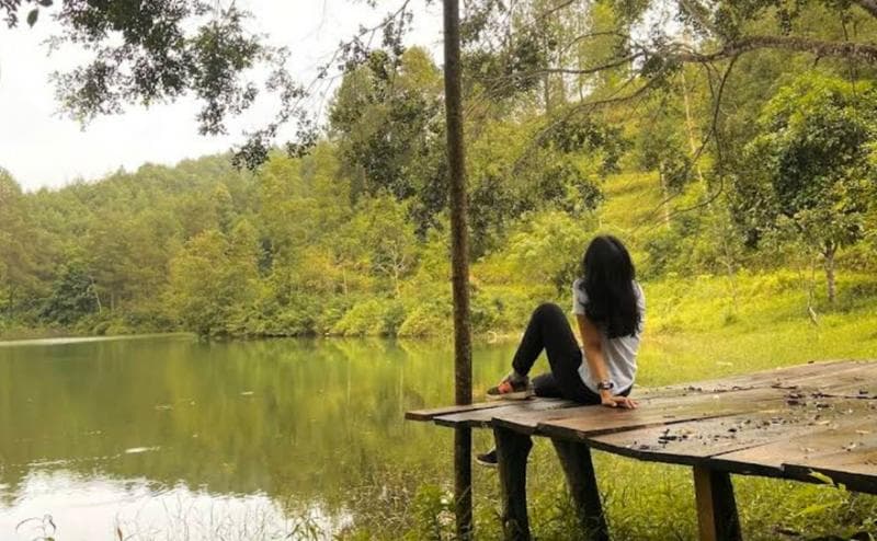 Selain nongkrong, sejumlah orang juga berkemah di tepi Waduk Mblumbang. (Eka Putri Aviani)