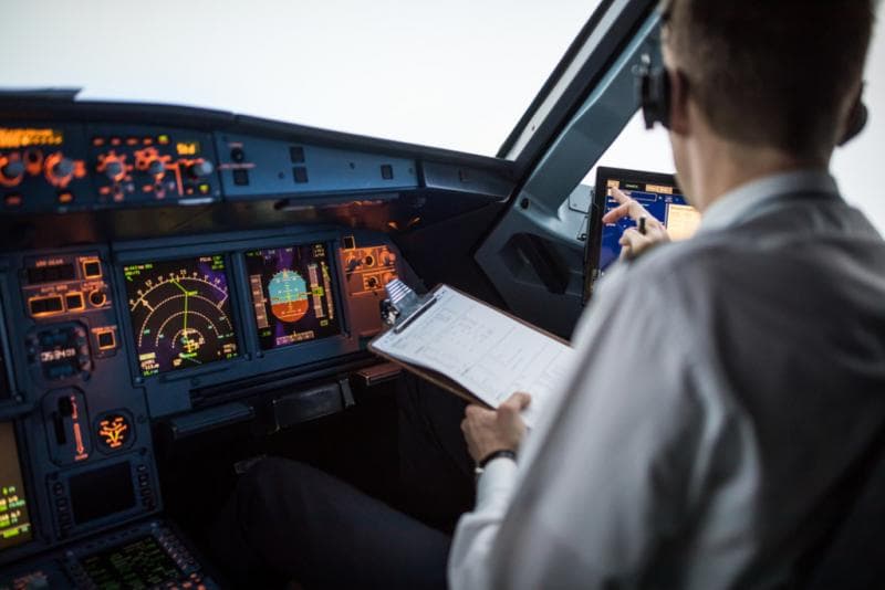 Kata 'Roger' menjadi simbol keselamatan di dunia penerbangan. (Shutterstock)