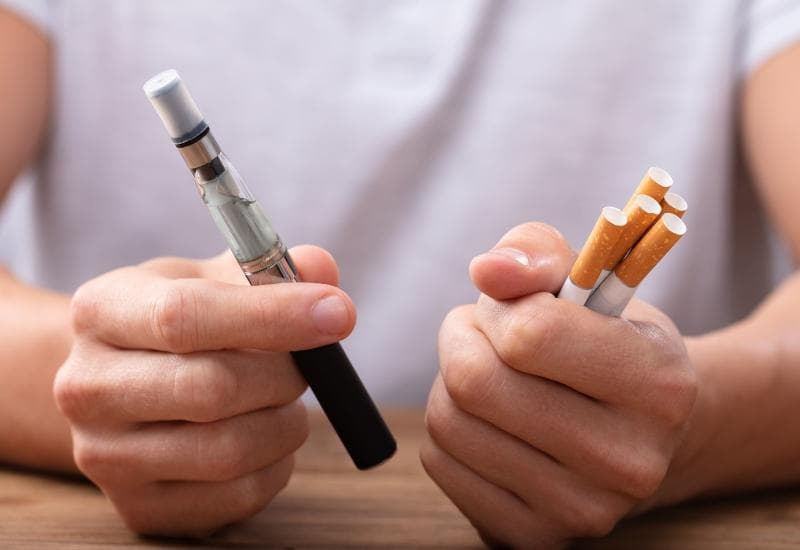 Ilustrasi: Kandungan zat berbahaya (toksikan) rokok elektrik lebih kecil ketimbang rokok konvensional. (iStock via Kompas)