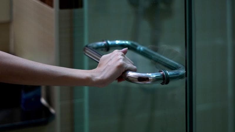 Dark Showering, Cara Baru Redakan Stres Sebelum Tidur