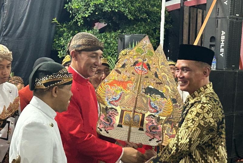 Ketua DPRD Jateng Sumanto (kemeja batik) dinobatkan sebagai Bapaknya Wayang Kabupaten Karanganyar. (DPRD Jateng) 